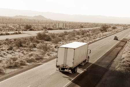 Cross-country traffic on Interstate I-10 through the desert in Californiaの写真素材