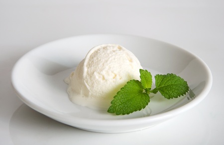 vanila ice cream scoop on white plateの写真素材