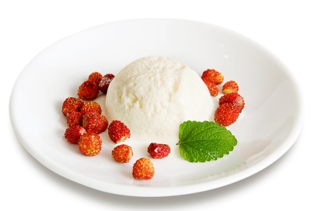 vanila ice cream scoop with strawberries on white plate isolated on a white backgroundの写真素材