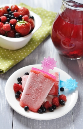 homemade strawberry ice cream  with fresh berriesの写真素材