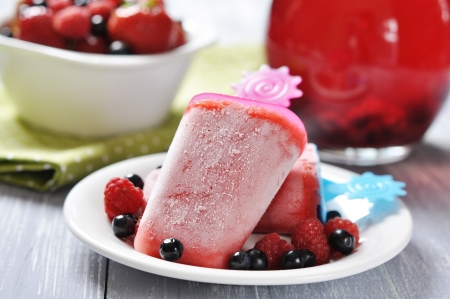homemade strawberry ice cream  with fresh berriesの写真素材