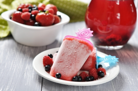 homemade strawberry ice cream  with fresh berriesの写真素材