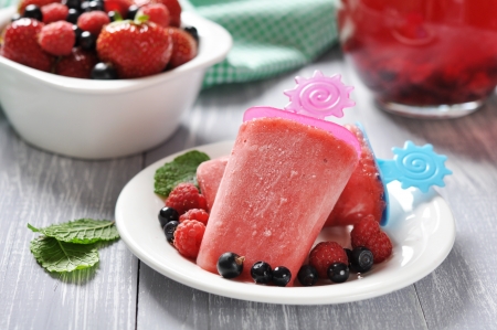 homemade strawberry ice cream  with fresh berriesの写真素材