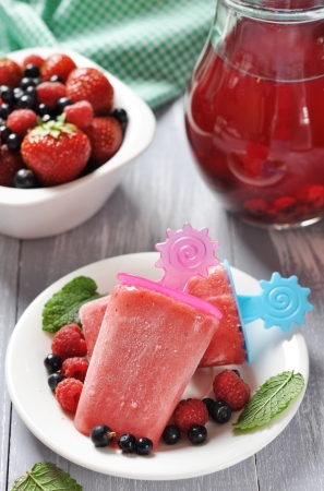 homemade strawberry ice cream with fresh berriesの写真素材