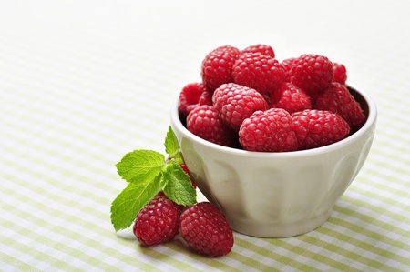 bowl of raspberry on green checkered background
の写真素材