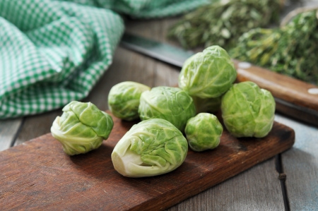 Fresh brussels sprout on cutting board  closeupの写真素材
