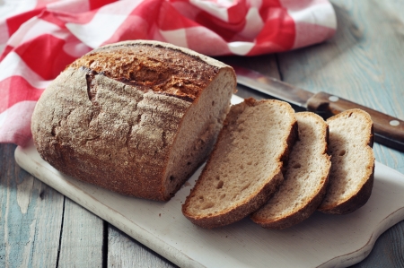 Sliced rye bread on cutting board closeupの写真素材