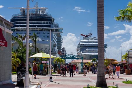 ST.MAARTEN, PHILIPSBURG - NOVEMBER 19 : Cruise ship at St.Martin port on November 19, 2014 in St.Maarten, Philipsburg.のeditorial素材