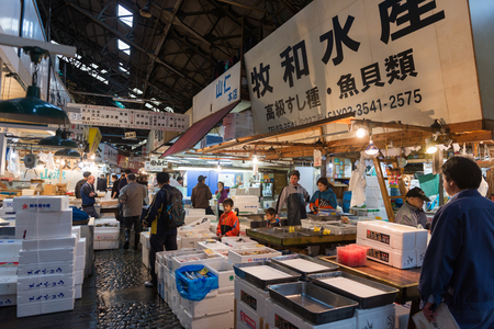 People walking in Tsukiji fish market, Tokyo Japanのeditorial素材