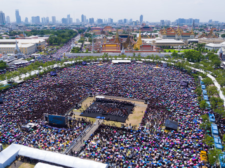 people gathered in front of H.M. Palace to be tribute to mark passing on King Bhumibhol Adulyadejのeditorial素材