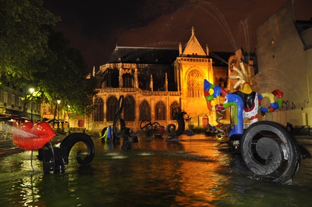 stravinsky fountain and saint merri church on nightのeditorial素材