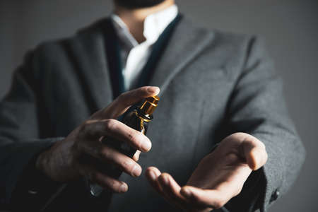 man hand bottle of perfume in handの写真素材