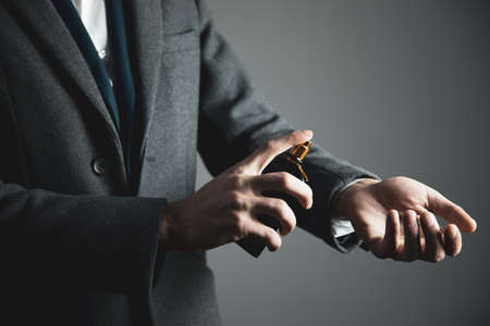man hand bottle of perfume in handの写真素材