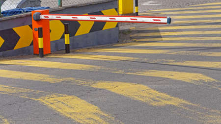 Parking barrier control ramp boom down