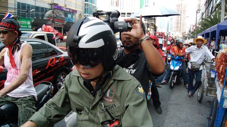 BANGKOK, THAILAND - JANUARY 23,2011: Videographer on the Red Shirt demonstrationのeditorial素材