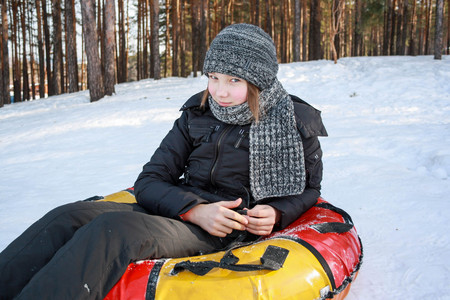 playing with tubing in the winter parkの写真素材