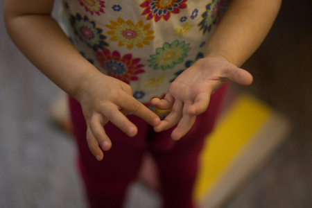 Hands of child accounting finguresの写真素材