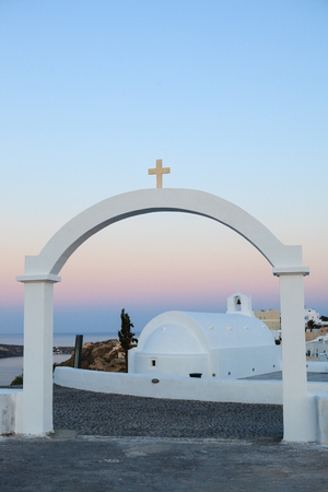 Arch and a chapel in Santorini, Greeceの写真素材