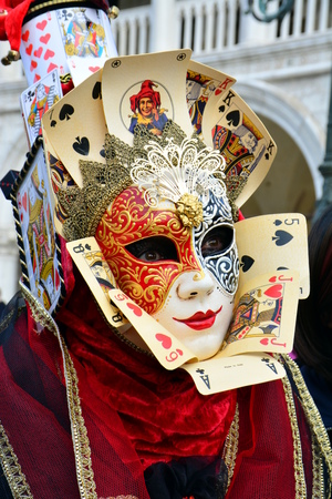 VENICE, ITALY? FEBRUARY 7: An unidentified woman dresses a two-colored mask with face and court cards During Carnival at Venice Piazza San Marco on February 7, 2015 in Venice.のeditorial素材