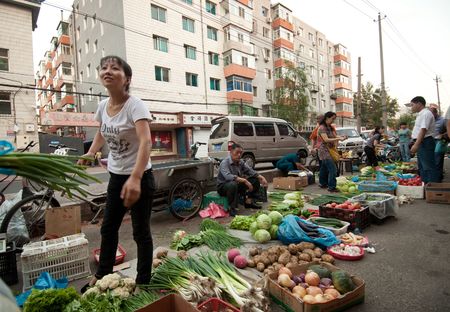 CHINA, CHANGCHUNG - SEPTEMBER 3: Vegetable market.  September 3, 2010, Changchung, Chinaのeditorial素材