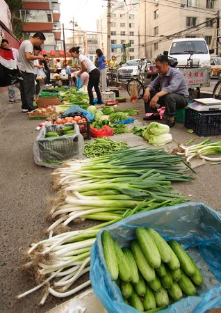 CHINA, CHANGCHUNG - SEPTEMBER 3: Vegetable market.  September 3, 2010, Changchung, Chinaのeditorial素材