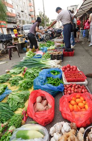 Foto de CHINA, CHANGCHUNG - SEPTEMBER 3: Vegetable market.  September 3, 2010, Changchung, China - Imagen libre de derechos