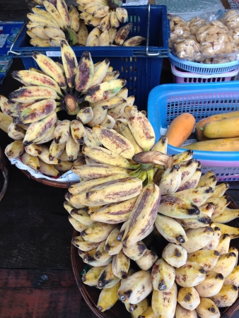 Ripe bananas await to grill in the marketの素材