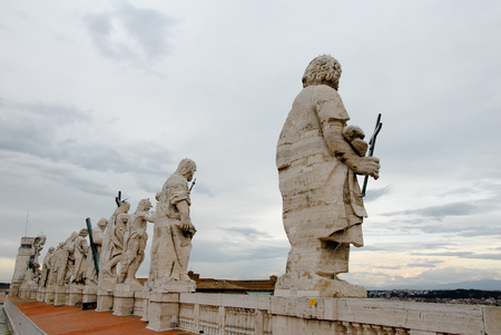 ãµã³ã»ãã¨ãã­å¤§èå ãå±æ ¹ã®ä¸ã®å½«åï¼ããã«ã³å¸å½ï¼ãBasilica di San Pietro (St. Peter's Basilica) - Statues on the Roof, Vatican Cityの写真素材
