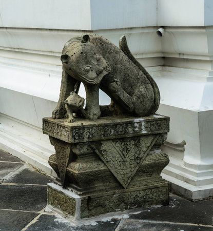 Tiger s Mother and son The interior Wat Arun Thailand の写真素材