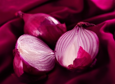 Violet ripe onion detail with slice on backgroundの写真素材