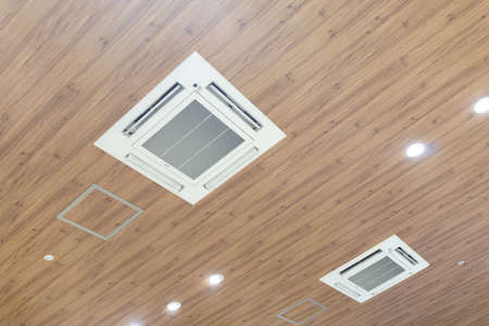 Ceiling mounted cassette type air conditioner