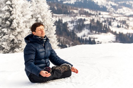 Guy sits in a lotus in the snowの写真素材