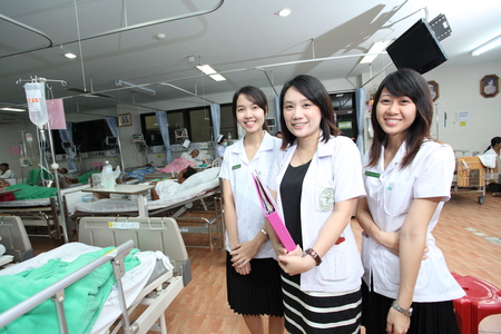 UBON RATCHATHANI, THAILAND â AUG 15, 2013 : Unidentified pharmacists visit her patients for pharmaceutical care on cardiology ward on Aug 15, 2013 in Sappasitparsong hospital Ubon Ratchathani, Thailand.のeditorial素材