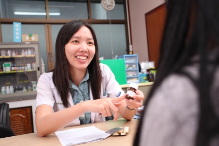 UBON RATCHATHANI, THAILAND â AUG 21, 2013 : Unidentified pharmacist counseling and informing her patient in pharmacy department on Aug 21, 2013 in Sappasitparsong hospital Ubon Ratchathani, Thailand.のeditorial素材