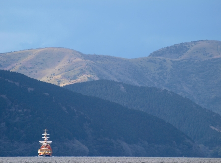 Traveling boat sailing in Lake with mountain 