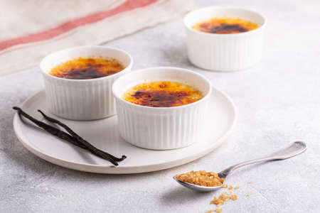 Creme brulee. French vanilla cream dessert with caramelised sugar, selective focus.の販売画像
