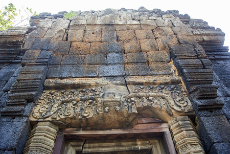 Koh Ker is a remote archaeological site in northern Cambodia about 120 kilometres (75 mi) away from Siem Reap and the ancient site of Angkor. It is a very jungle filled region that is sparsely populated. More than 180 sanctuaries were found in a protected area of 81 square kilometres (31 sq mi).[1](p13) Only about two dozen monuments can be visited by tourists because most of the sanctuaries are hidden in the forest and the whole area is not fully demined.の写真素材