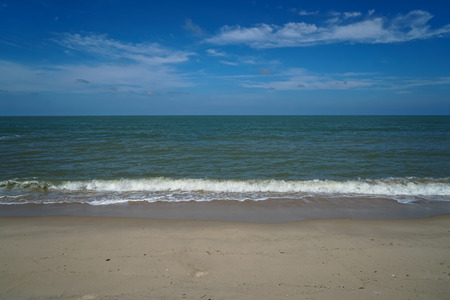 Soft foam sea wave on white sandy beach with blue sky and white cloud background, Samila beach, Songkhla, Thailandの写真素材
