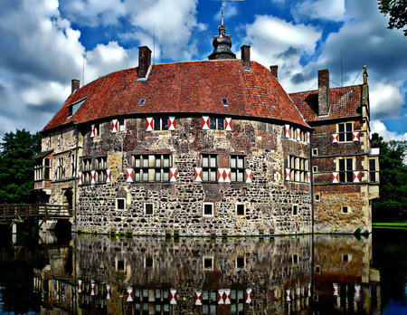 The defiant round castle with drawbridge embrasures and battlements was the last bastion of defense of the castle Vischeringのeditorial素材