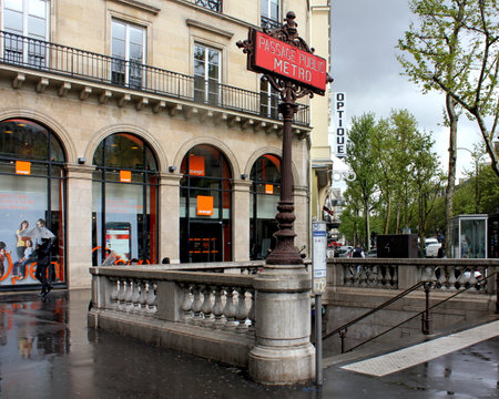 An entrance to the Paris Metro - Paris, Franceのeditorial素材