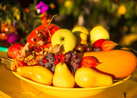 Colorful Ð¾ÑÐµÐ½Ð½Ð¸Ðµ ÑÑÐ¾Ð¶Ð°Ð¹ fruit Ð¸ Ð¾Ð²Ð¾ÑÐ¸ platterの写真素材