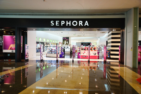 SHENZHEN, CHINA - OCTOBER 15, 2015: KK Mall shopping mall interior. KK Mall is high-end shopping mall in Shenzhen, within walking distance of both Citic Plaza and MixCity.のeditorial素材