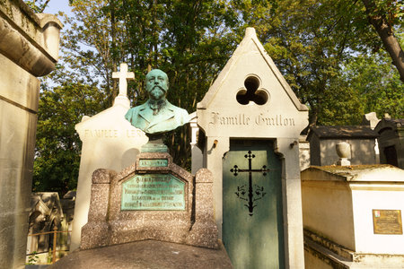 A view of the Pere Lachaise Cemetery, the largest cemetery in the city of Parisのeditorial素材