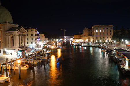 VENICE - SEP 14: Venice canal on September 14, 2014 in Venice, Italy. Venice is a city in northeastern Italy sited on a group of 118 small islands separated by canals and linked by bridgesのeditorial素材