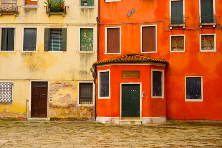 VENICE - SEP 12: Venice street on September 12, 2014 in Venice, Italy. Venice is a city in northeastern Italy sited on a group of 118 small islands separated by canals and linked by bridgesのeditorial素材