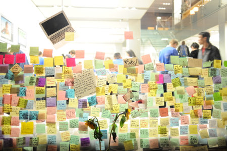 SAN FRANCISCO - OCTOBER 7: notes to Steve Jobs on the glass of Apple store on October 7, 2011 San Francisco, CA, USA. Mr Jobs died on Oct 5, 2011.のeditorial素材