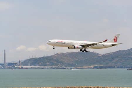HONG KONG - JUNE 04, 2015: Dragonair aircraft landing at Hong Kong airport. Dragonair is a Hong Kong-based international regional airlineのeditorial素材