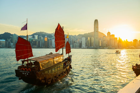 HONG KONG - JANUARY 25, 2016: The Aqua Luna sail around Victoria Harbour. The Aqua Luna, known in Cantonese as the Cheung Po Tsai, is a Chinese Junk operating in Victoria Harbour, Hong Kongのeditorial素材