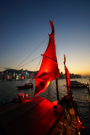 HONG KONG - JANUARY 25, 2016: The Aqua Luna stop at Tsim Sha Tsui. The Aqua Luna, known in Cantonese as the Cheung Po Tsai, is a Chinese Junk operating in Victoria Harbour, Hong Kongのeditorial素材