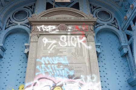 NEW YORK - CIRCA MARCH, 2016: tablet signage on the Manhattan Bridge. The Manhattan Bridge is a suspension bridge that crosses the East River in New York Cityのeditorial素材